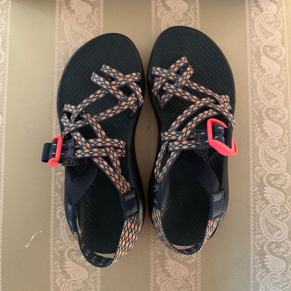 Strappy CHACOS - Picture 2 of 5